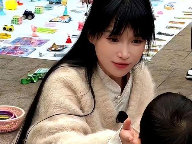冰和李子柒同框才明白相由心生这句话的含金量pg电子免费模拟器游戏同样是34岁的王冰(图1)